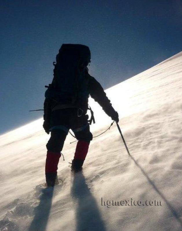 Alpinista escalando en medio de la ventisca en un glaciar en el Pico de orizaba 
