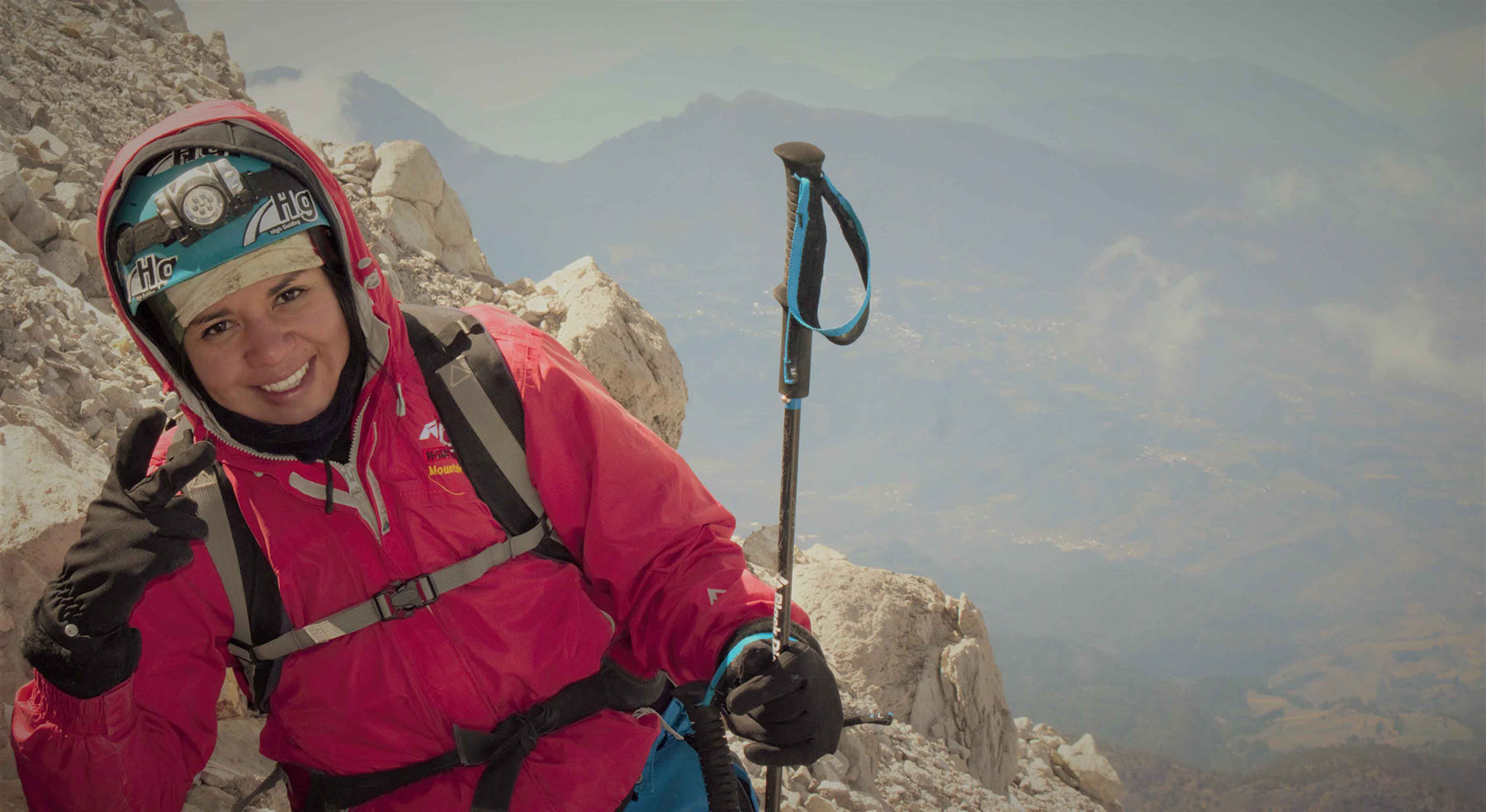 Mujer escalando el pico de orizaba sonriendo 